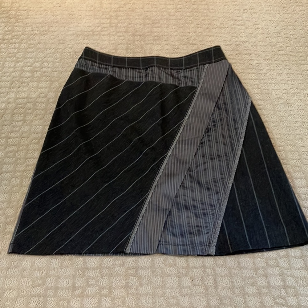 Gray subtle pinstripe skirt with great contrasting fabric detail and back zip